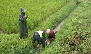 户撒移民警察雨中紧急救援翻车群众