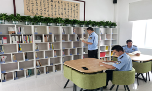 金平城关边境派出所打造“书香城关”图书文化墙