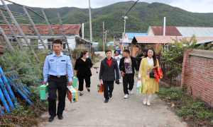 杨泡边境派出所联合珲春市阳光创业者协会慰问辖区困难儿童