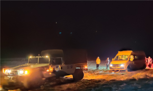 车辆深夜陷入河边沙地  塔尔钦民警4小时紧急救援