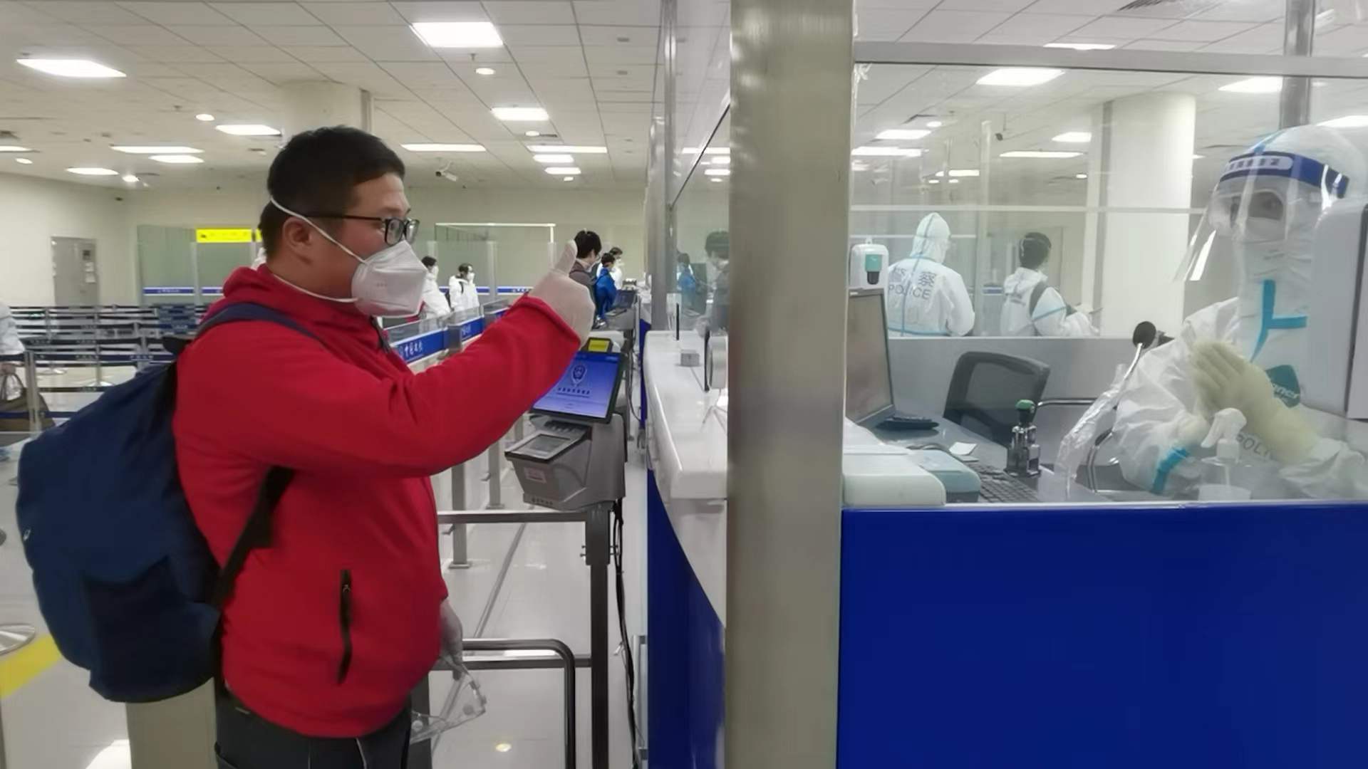 归国旅客为边检民警点赞.jpg 归国旅客为边检民警点赞.jpg