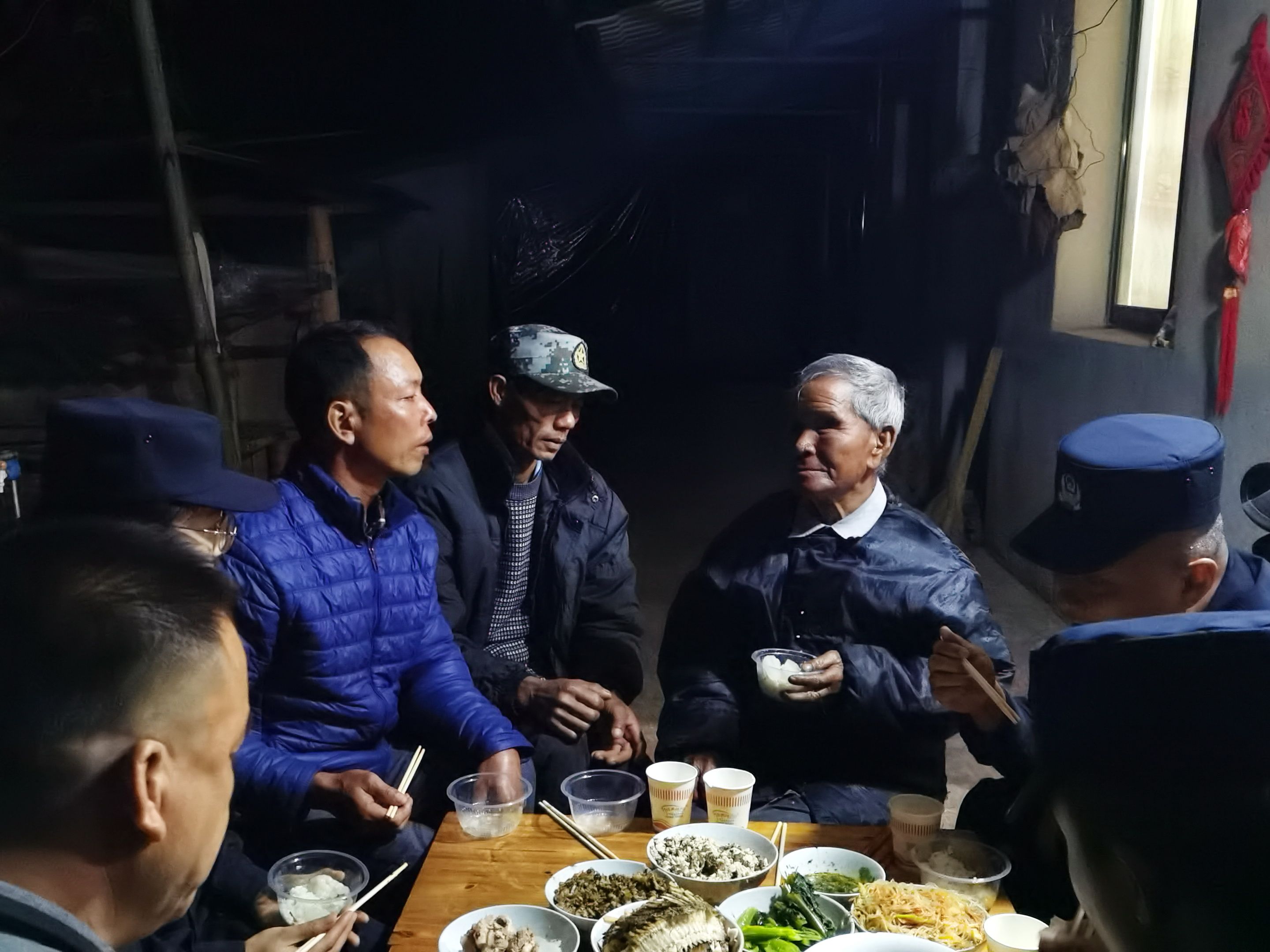 2移民管理警察陪伴苏老章老人吃团圆饭，一起庆祝新春佳节.jpg