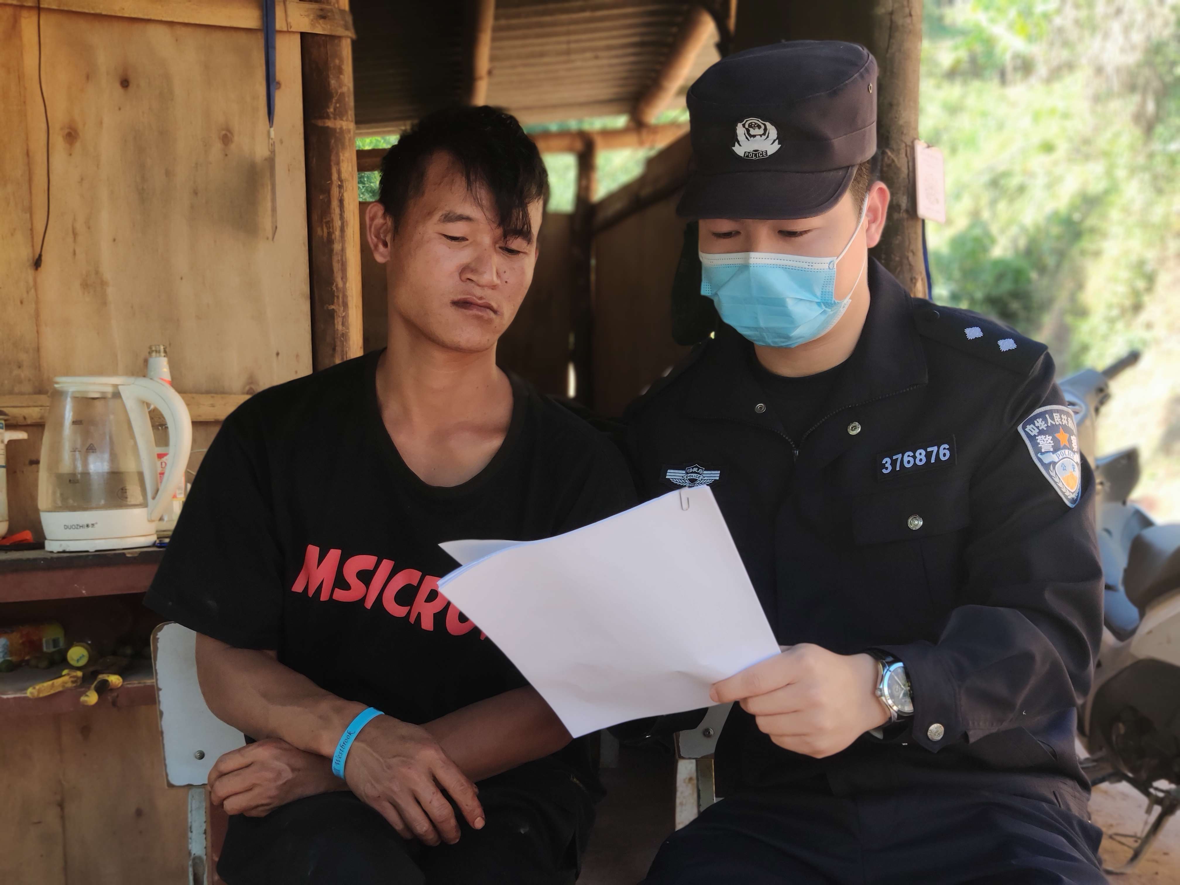 图1为民警兰亮为辖区群众讲解法律知识.jpg 图1为民警兰亮为辖区群众讲解法律知识.jpg