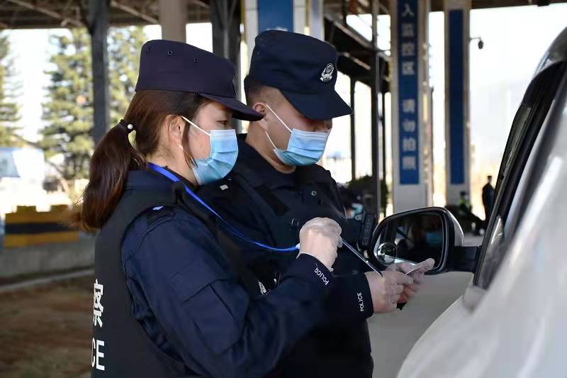 图五:梁河站查车.jpg 图五:梁河站查车.jpg