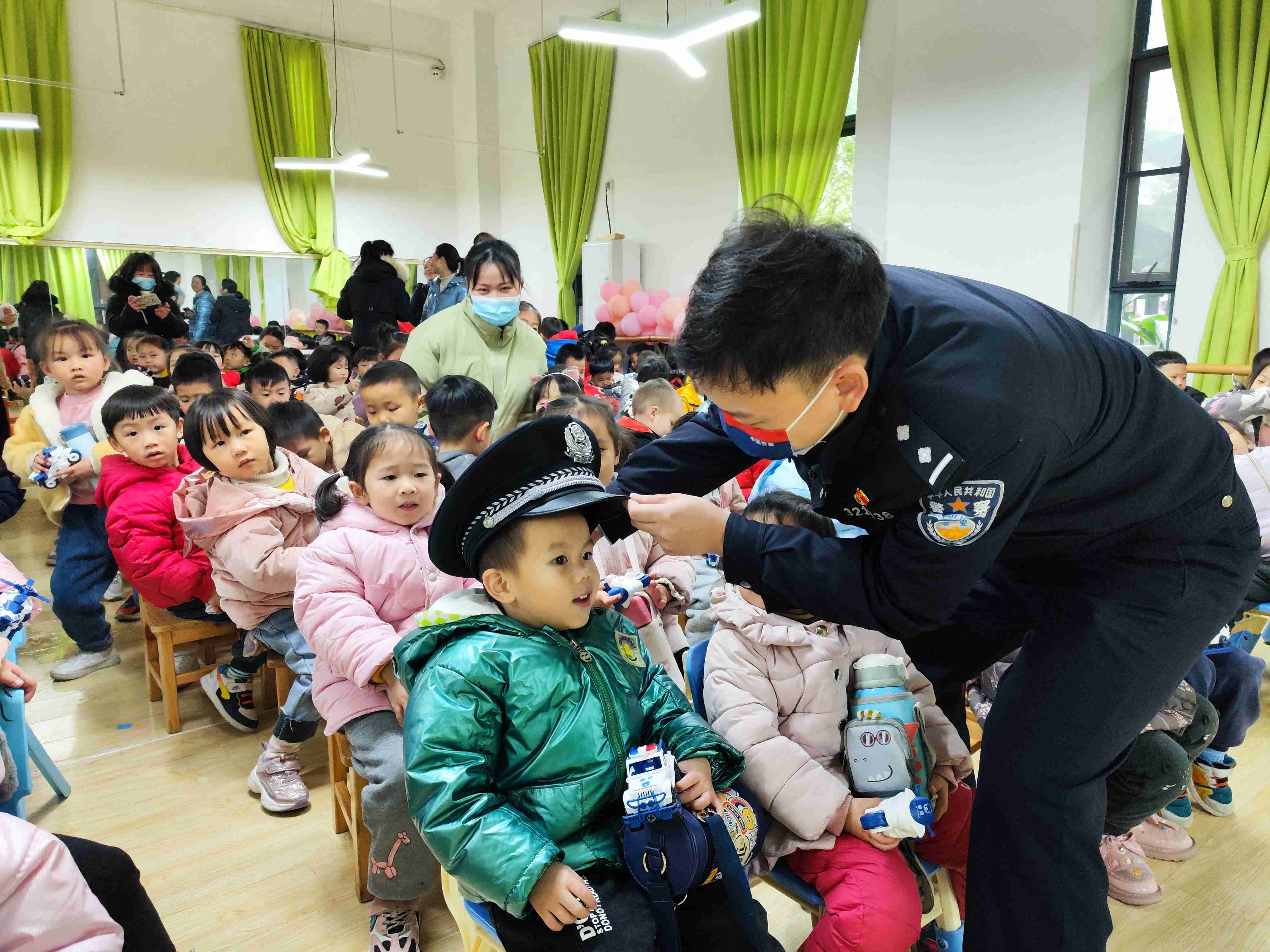 “将来想不想要当警察呀?”“想!”.jpg “将来想不想要当警察呀?”“想!”.jpg