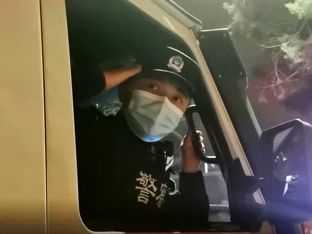 1宋凯向妻子敬礼.png 1宋凯向妻子敬礼.png