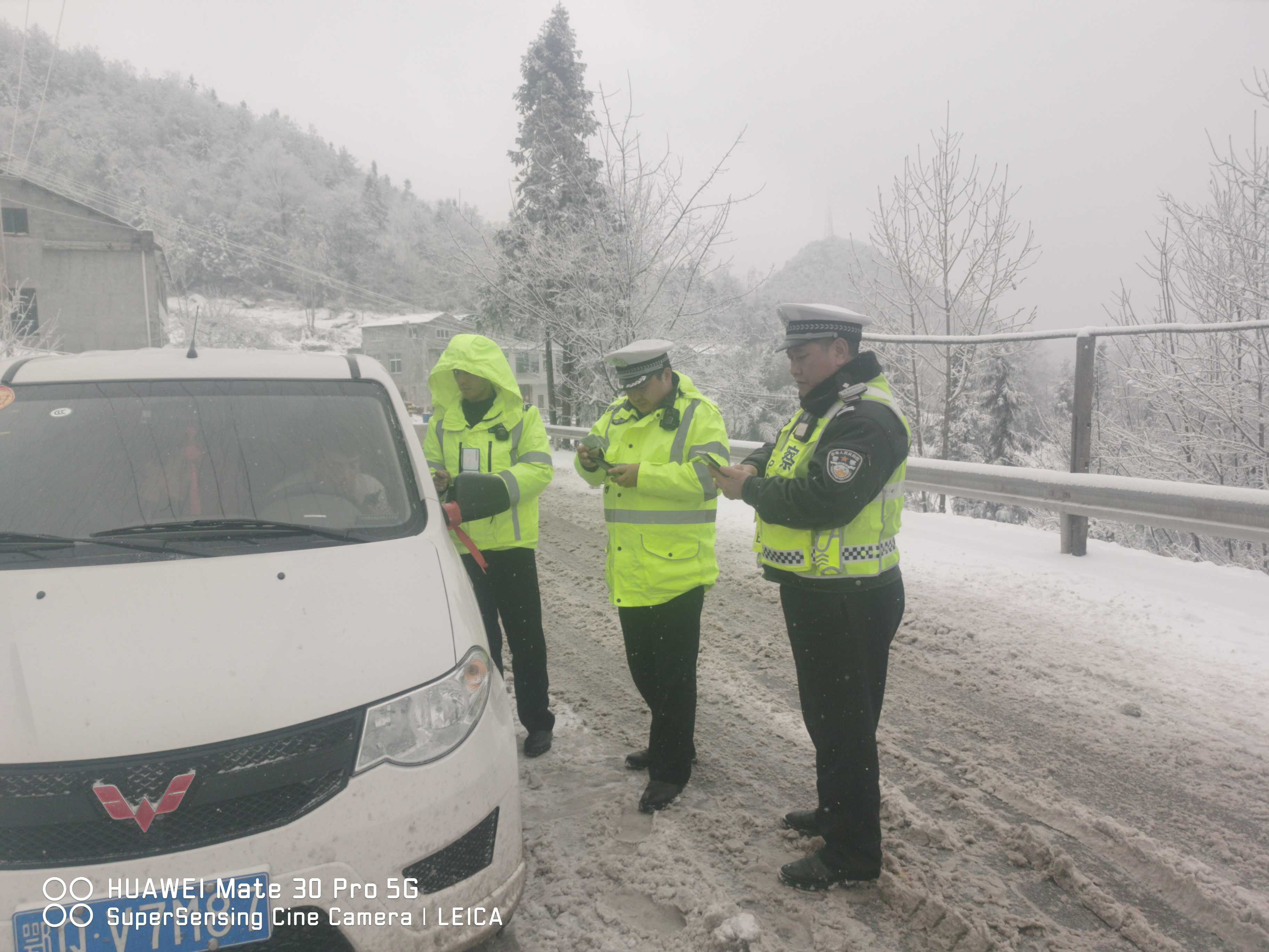 文泽阶雨雪天上路开展路检路查.jpg 文泽阶雨雪天上路开展路检路查.jpg