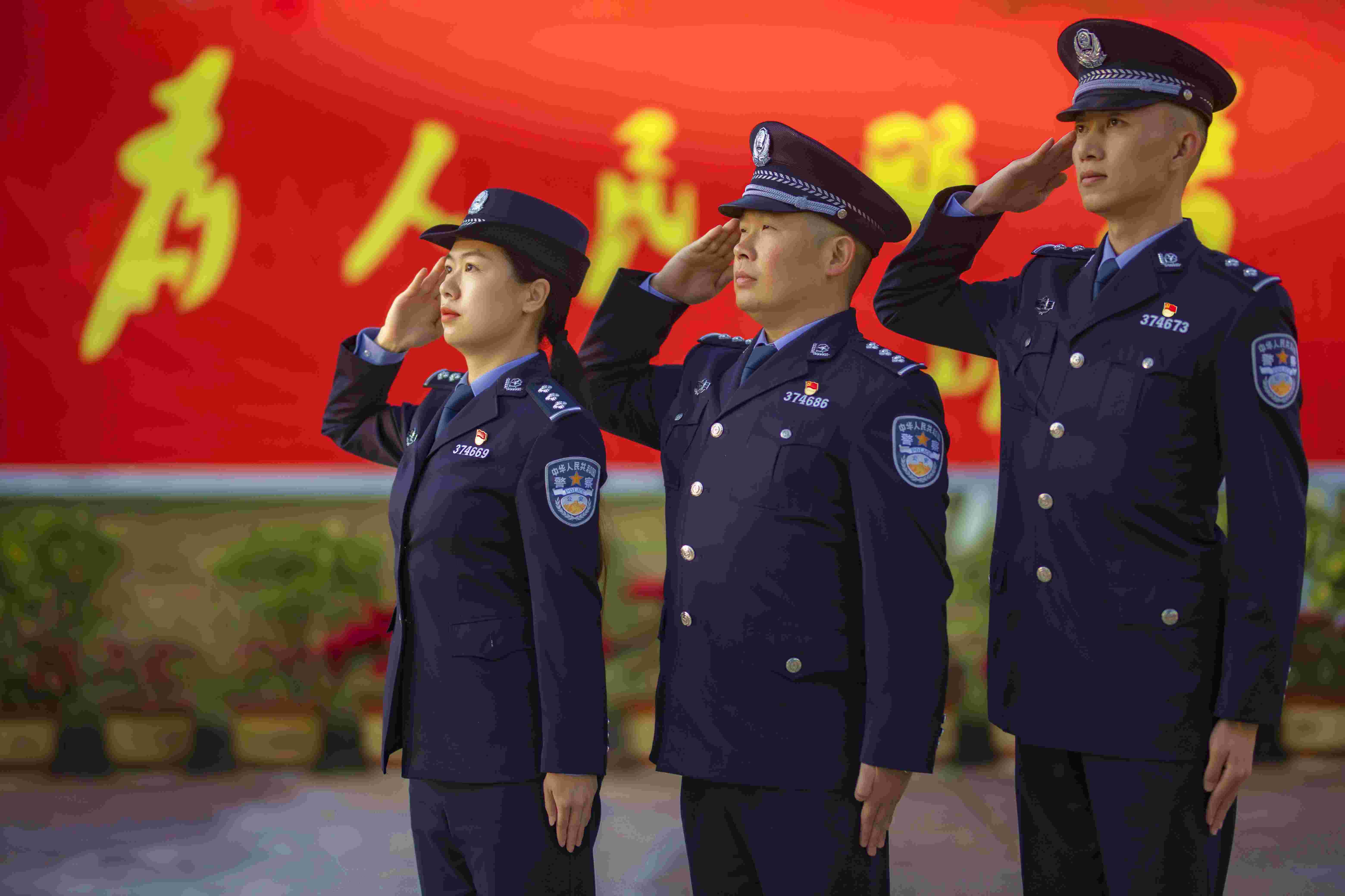 图为民警在敬礼.jpg 图为民警在敬礼.jpg