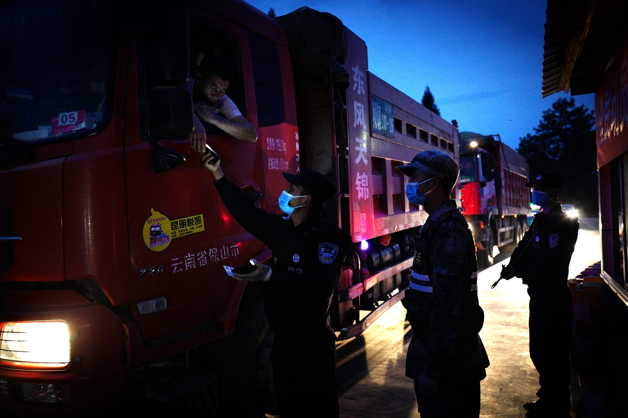 图九:河西站夜间查车(2).jpg 图九:河西站夜间查车(2).jpg