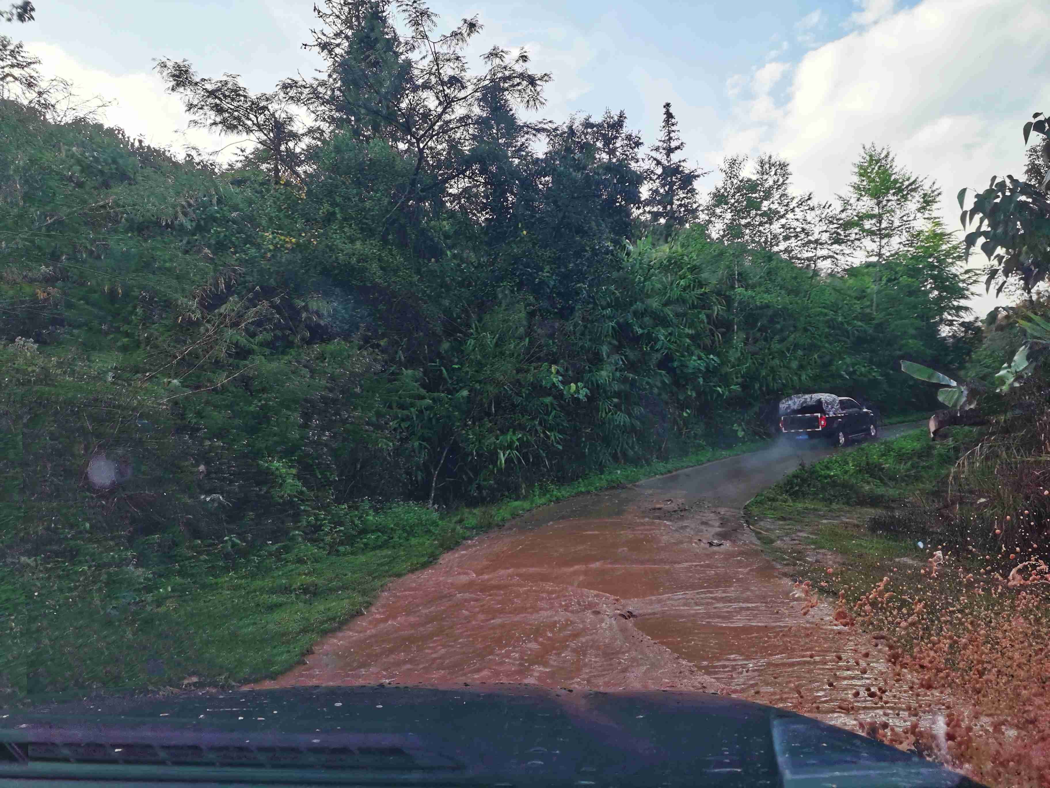 1移民管理警察一路跋山涉水.jpg