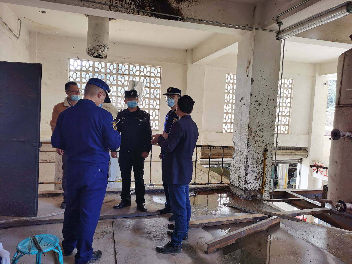 图为移民管理警察联合有关部门察看房屋受损情况.jpg