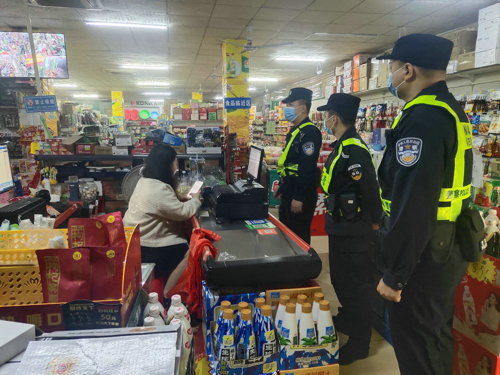 图片民警检查超市安全设施及防疫措施落实情况  陈安元摄.jpg