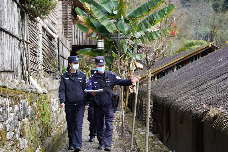 民警郭友介绍辖区情况.jpeg 民警郭友介绍辖区情况.jpeg