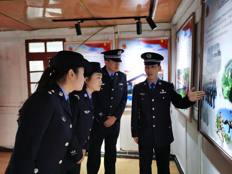 图6民警在巴坡爱国主义教育基地向交流践学和见习的民警介绍单位历史.jpg