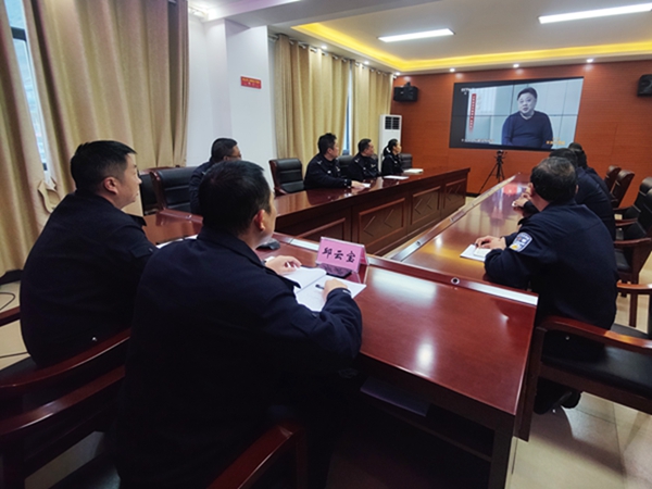 观看廉政警示教育片.jpg 观看廉政警示教育片.jpg