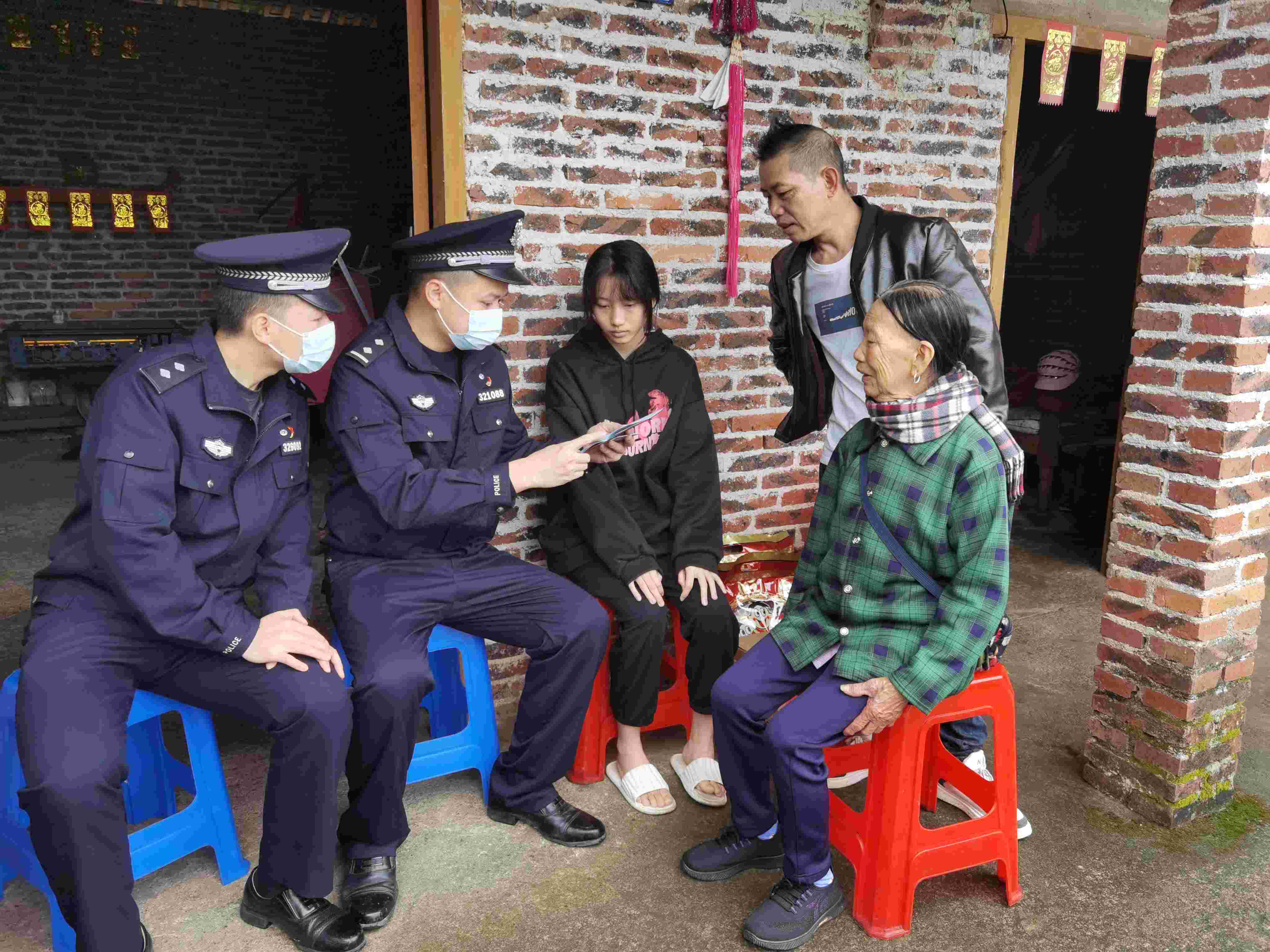 派出所民警亲自送证上门.jpg
