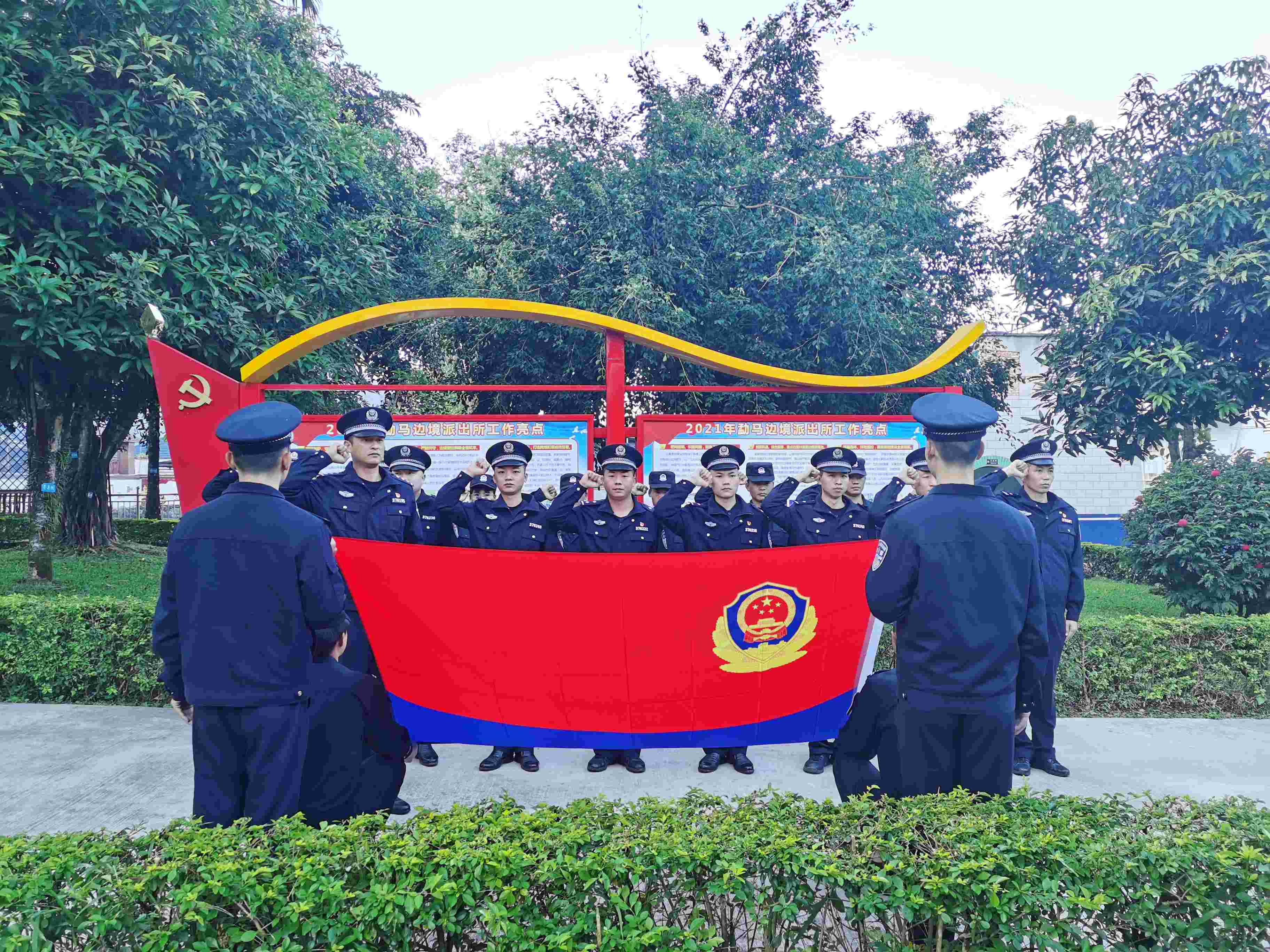 1.民辅警重温公安机关人民警察誓词.jpg