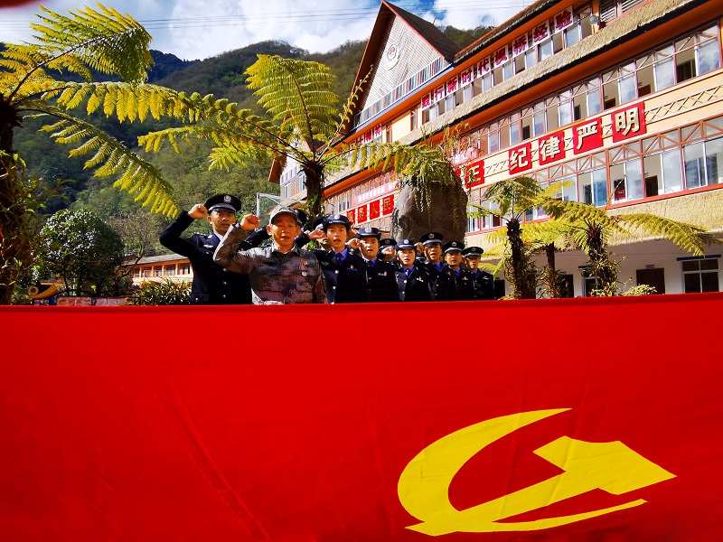 图9木建生老同志领誓重温入党誓词.jpeg 图9木建生老同志领誓重温入党誓词.jpeg