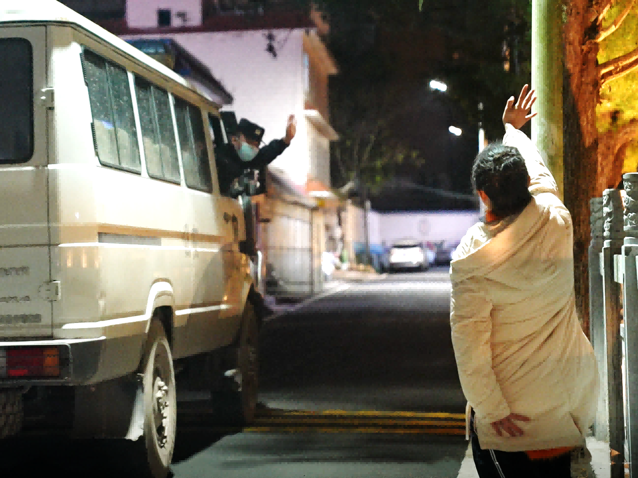 2晏婷婷和宋凯挥手告别.png 2晏婷婷和宋凯挥手告别.png