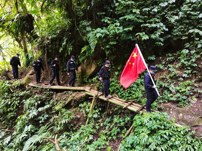 图8独龙江边境派出所民辅警前往41号界桩进行巡逻.jpg