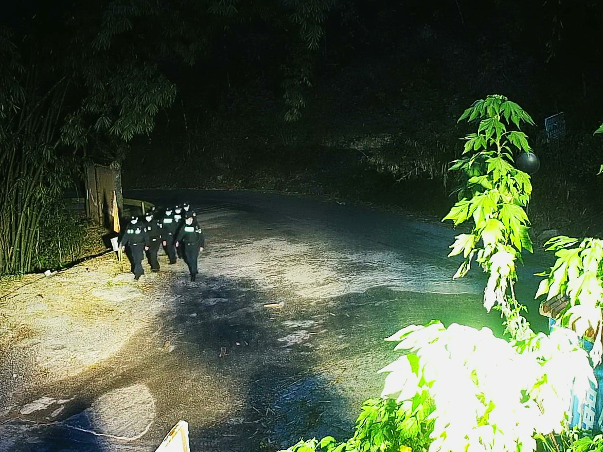 5监控视频里正在巡逻的诺韩杰.jpg 5监控视频里正在巡逻的诺韩杰.jpg