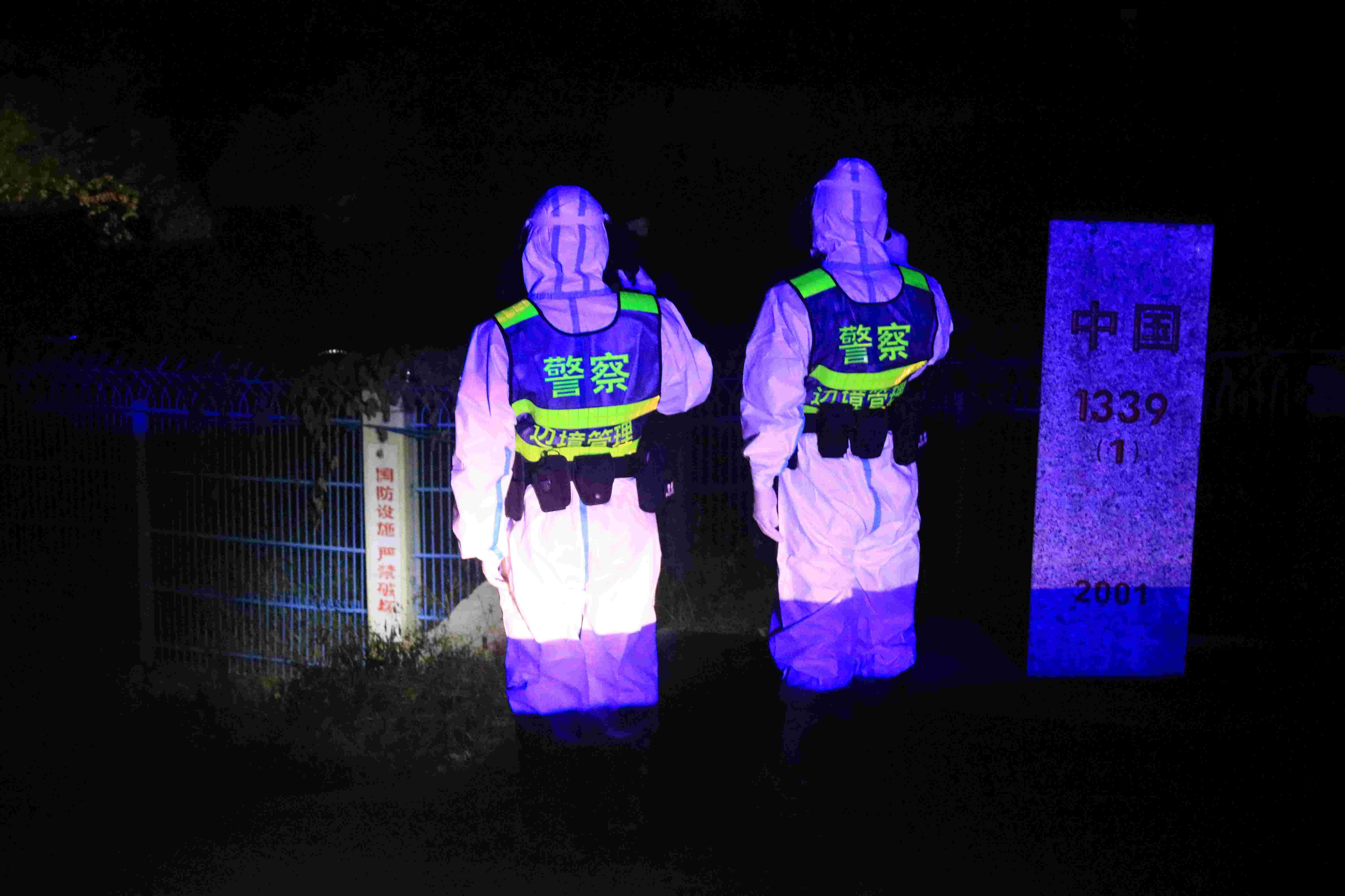 民警在边境巡逻 梁善军摄.jpg