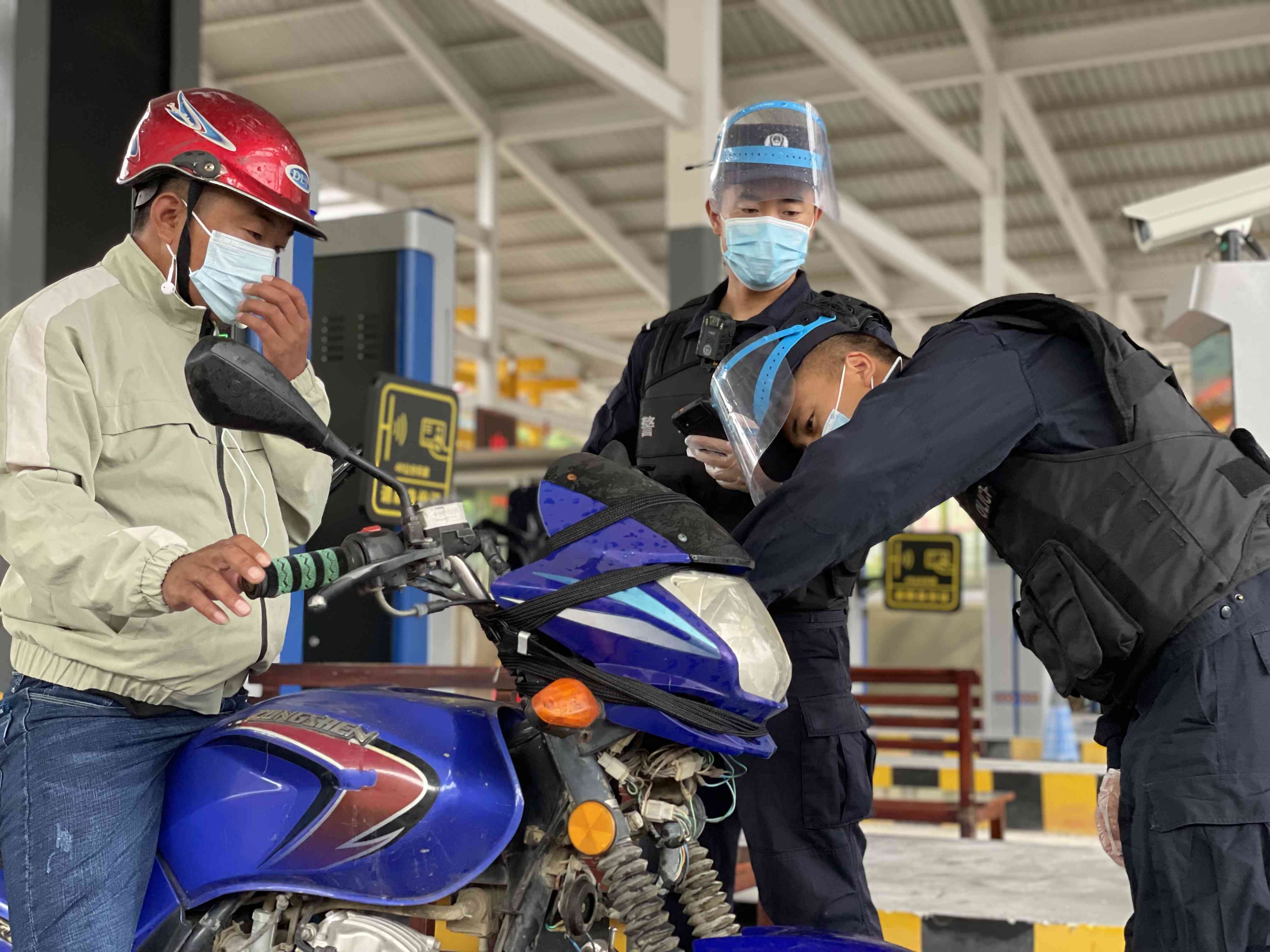 杨天桥工作照 (2).jpg 杨天桥工作照 (2).jpg