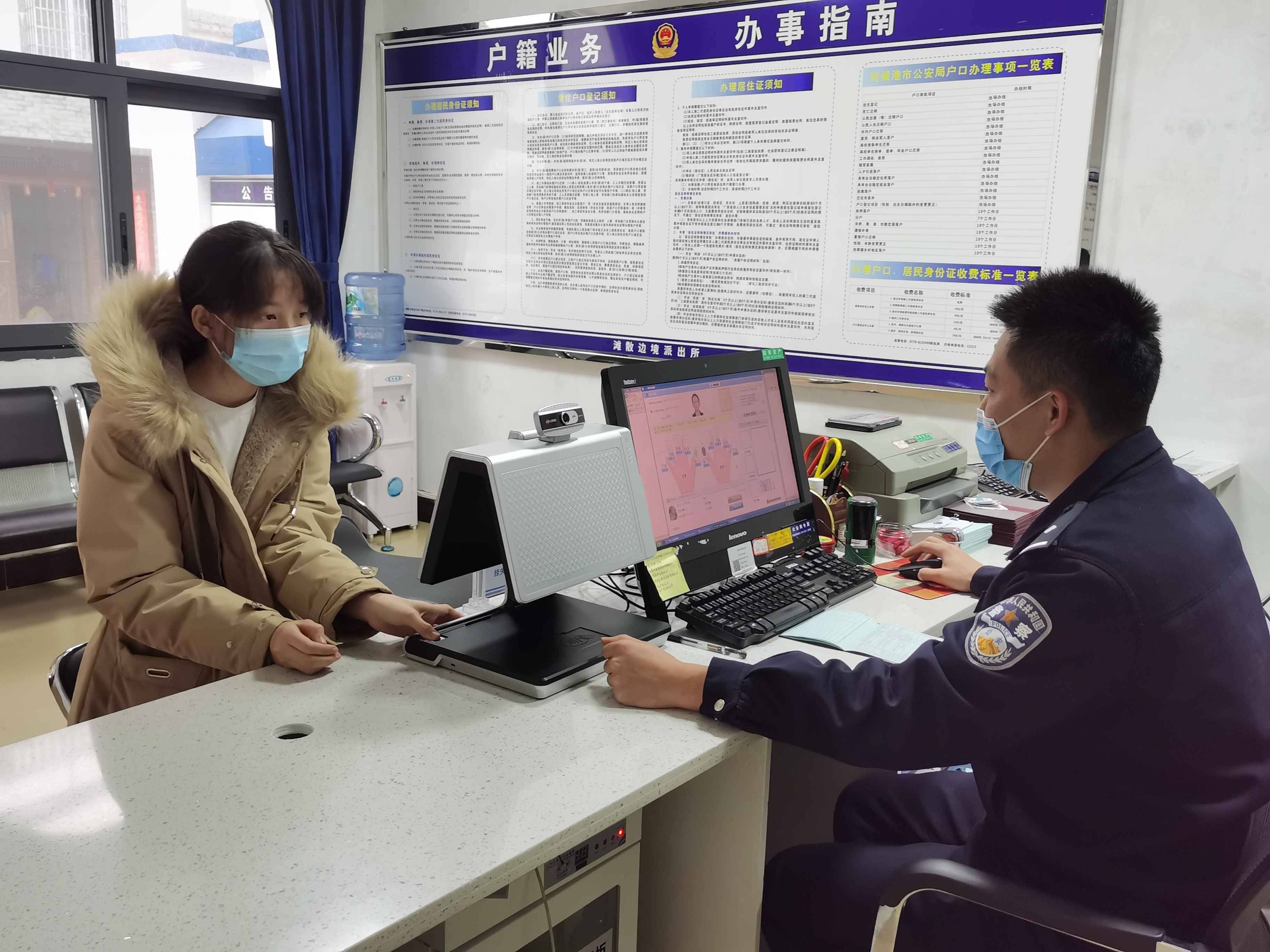 为小女孩录入指纹.jpg