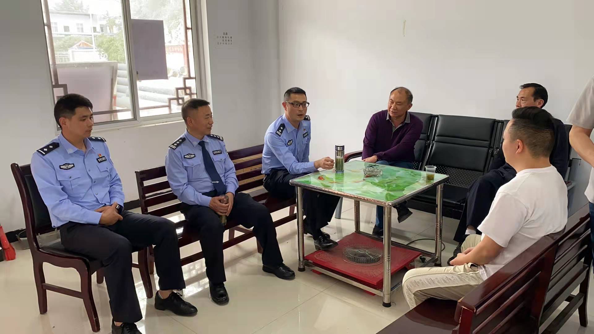 进入入户开展道路交通安全走访.jpg 进入入户开展道路交通安全走访.jpg