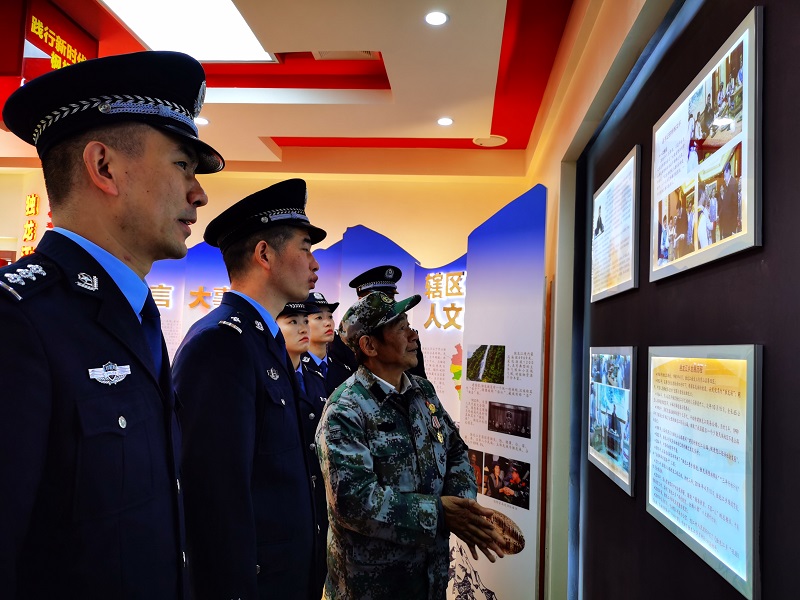 图7木建生老同志与见习民警一起参观荣誉室.jpeg 图7木建生老同志与见习民警一起参观荣誉室.jpeg