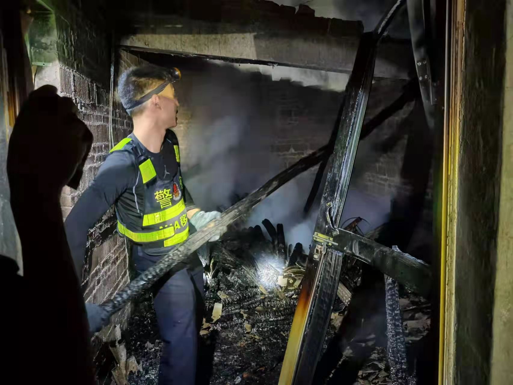 民警正在灭火收尾 黎文扬摄.jpg 民警正在灭火收尾 黎文扬摄.jpg