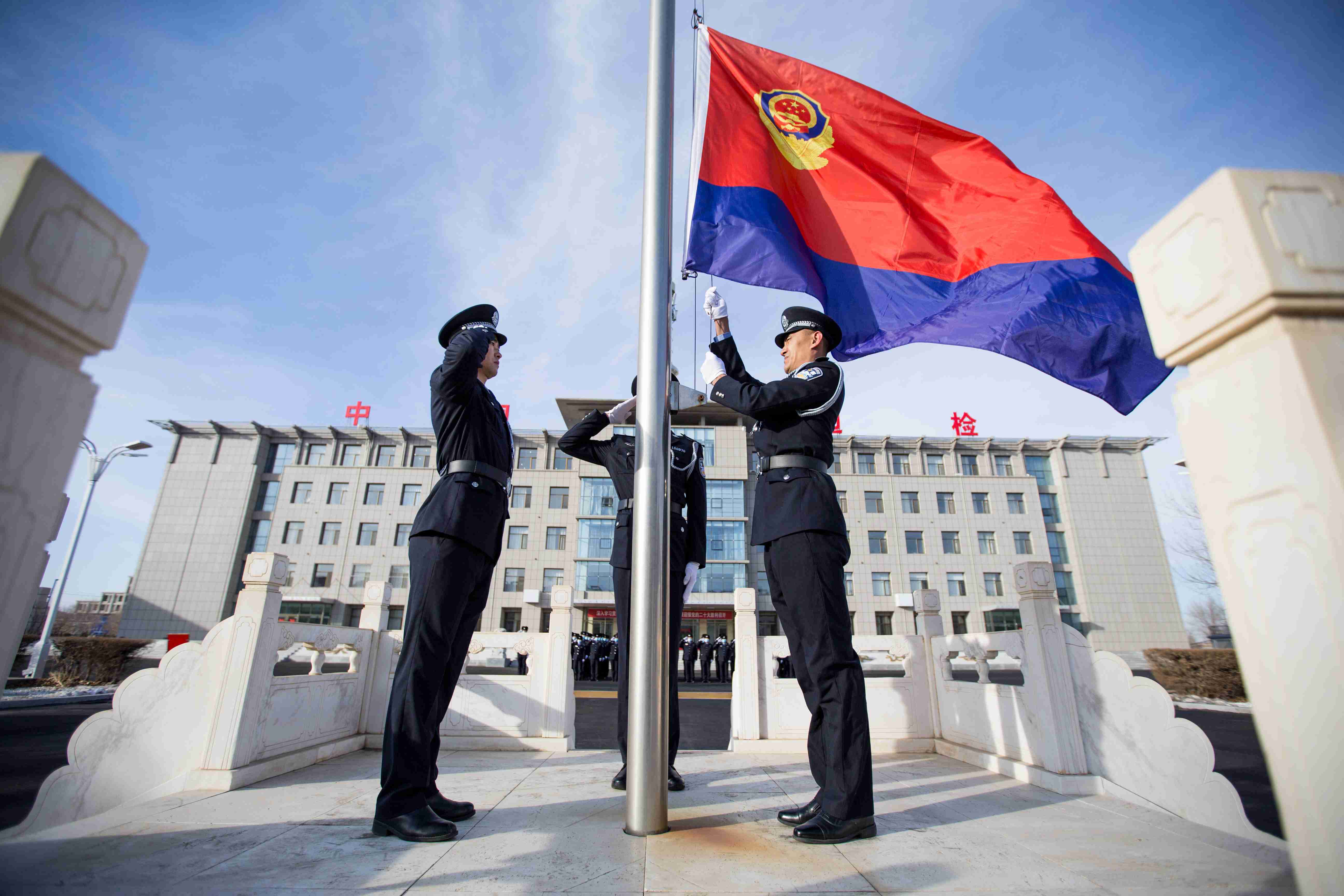 图1：2022年1月7日，二连出入境边防检查站举行升警旗仪式。.jpg