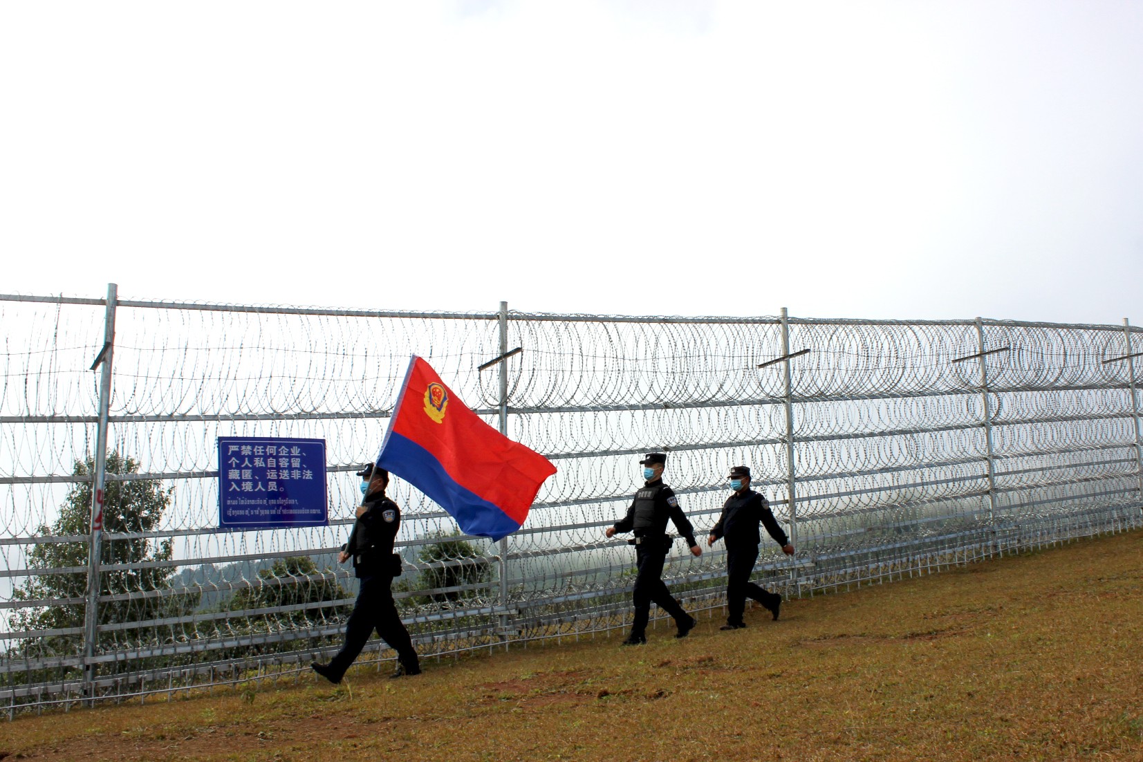 图为勐烈边境派出所民辅警在边境一线巡逻 (2).jpg