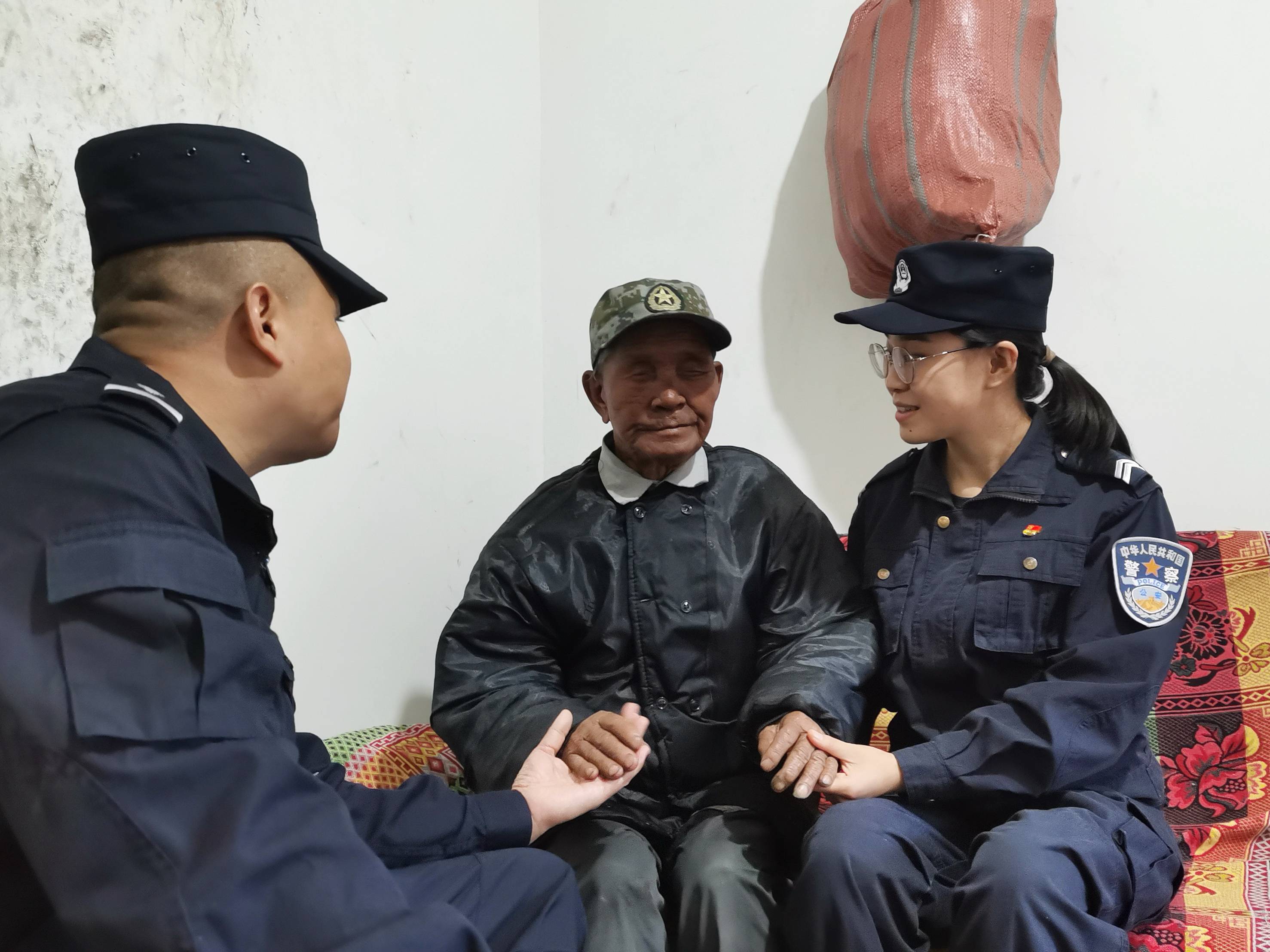 3移民管理警察与苏老章老人拉家常.jpg