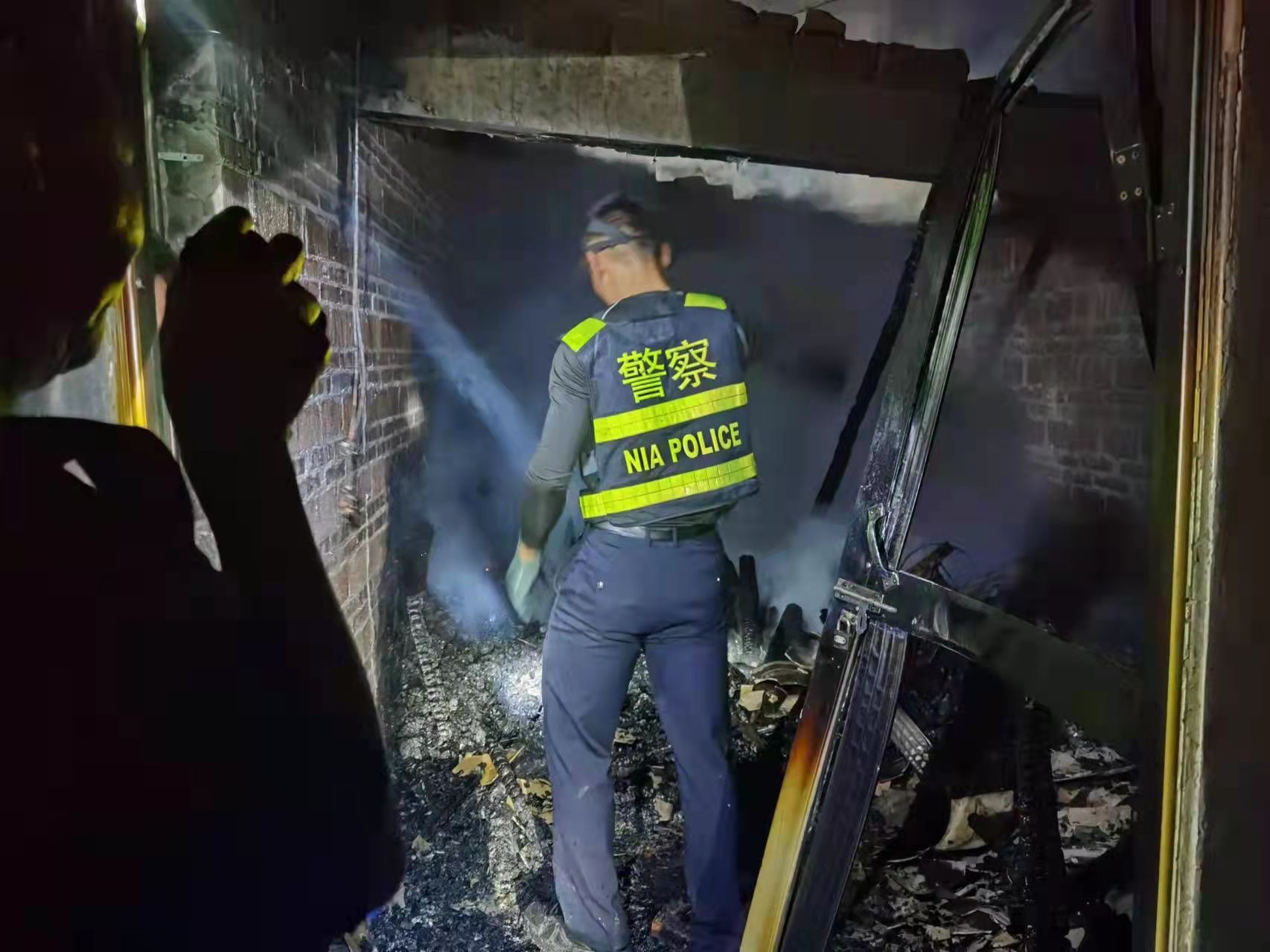 民警在火灾现场 黎文扬摄.jpg 民警在火灾现场 黎文扬摄.jpg