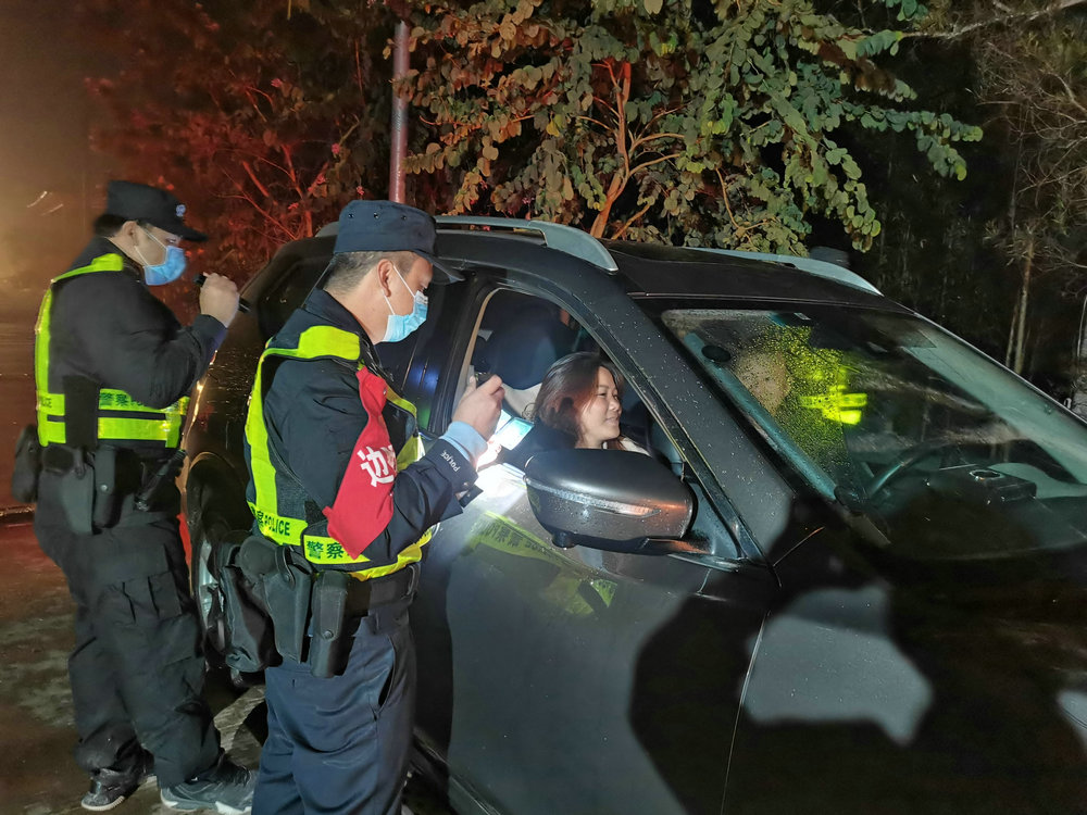 图为民警设卡检查车辆和人员  陈安元摄.jpg