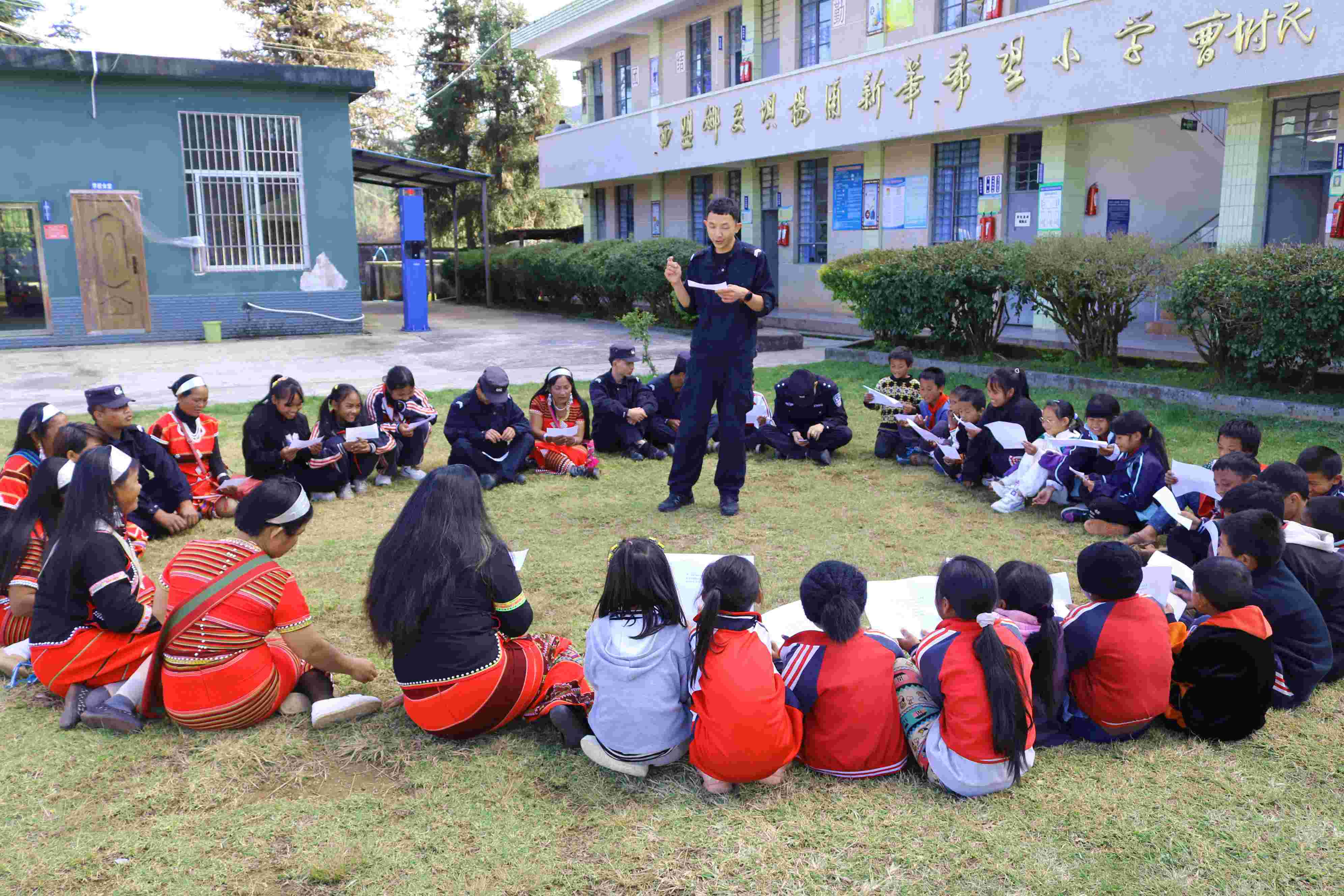 图为民警正在教群众唱警歌.jpg 图为民警正在教群众唱警歌.jpg