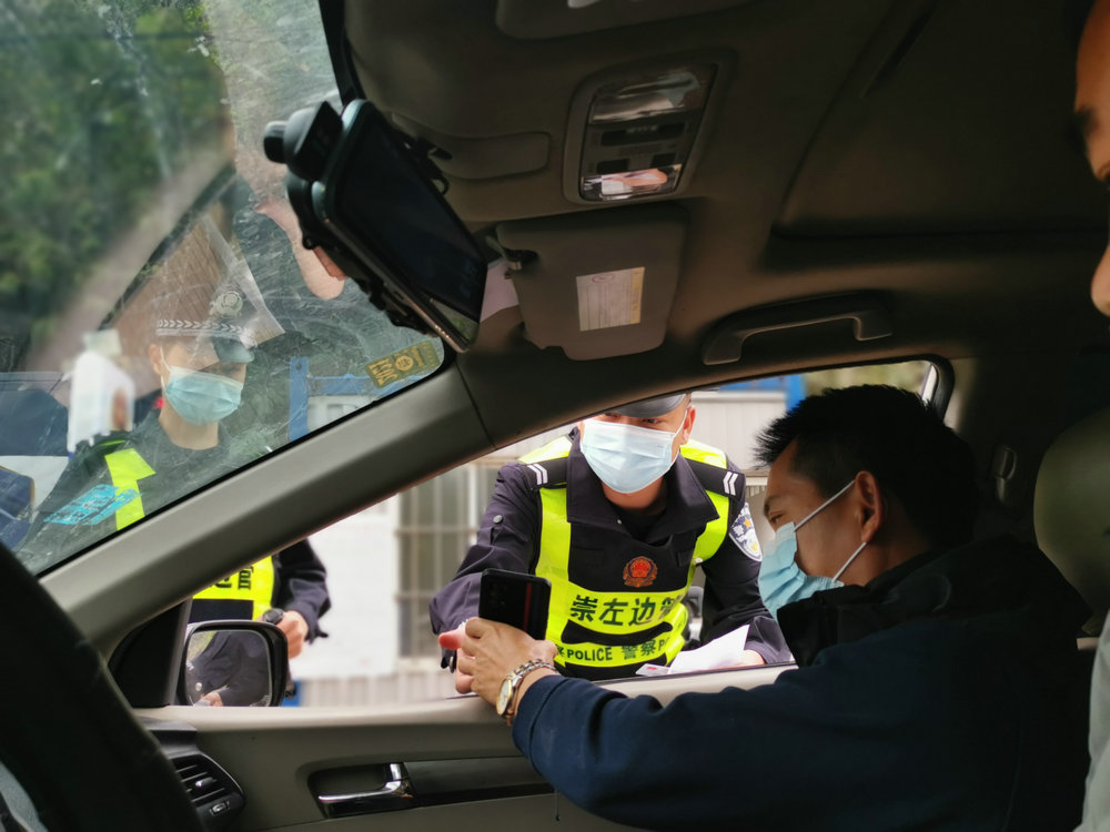 图为上石边境派出所民警在盘查过往车辆  陈安元摄.jpg