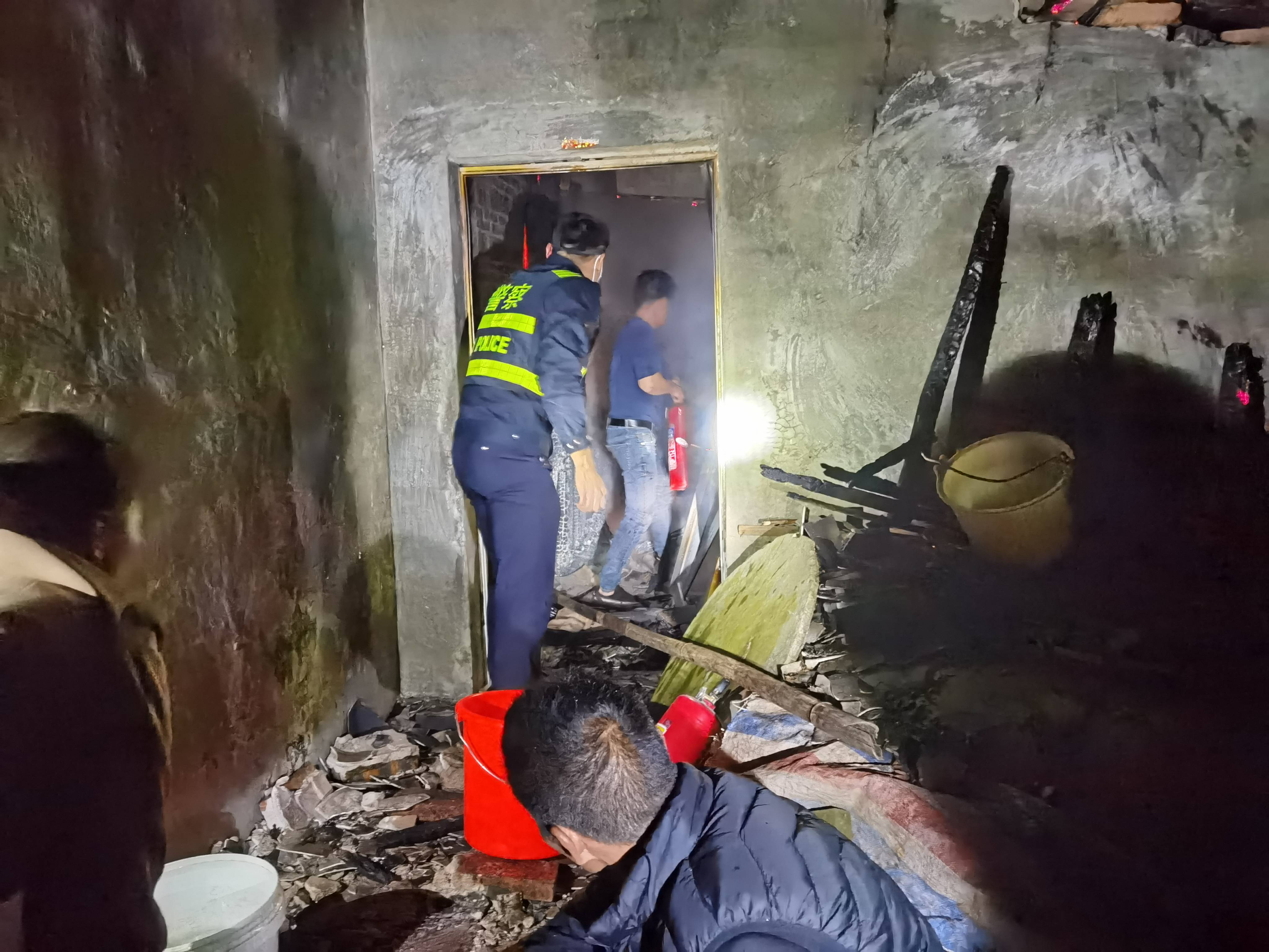 警民携手灭火 黎文扬摄(1).jpg 警民携手灭火 黎文扬摄(1).jpg