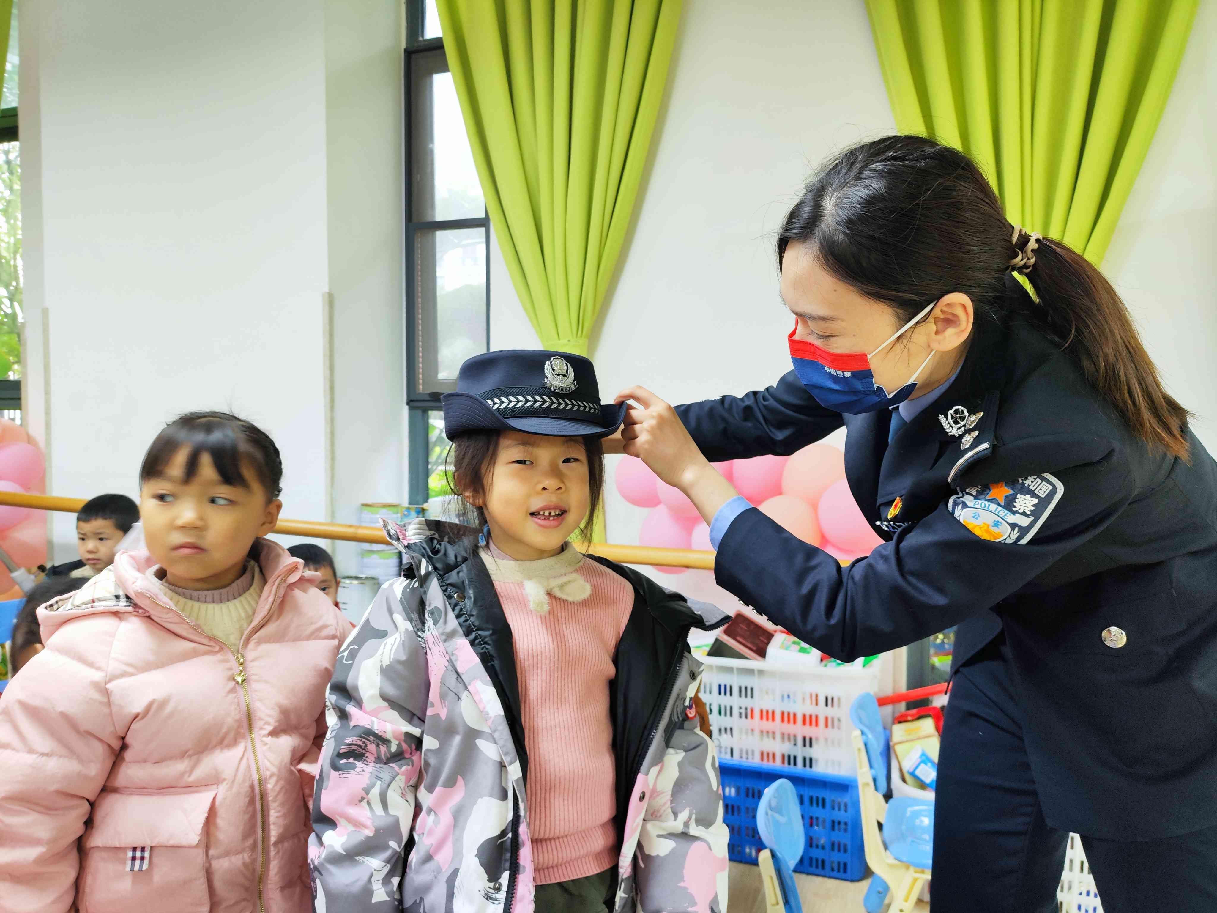 “将来想不想要当警察呀?”“想!” (2).jpg “将来想不想要当警察呀?”“想!” (2).jpg