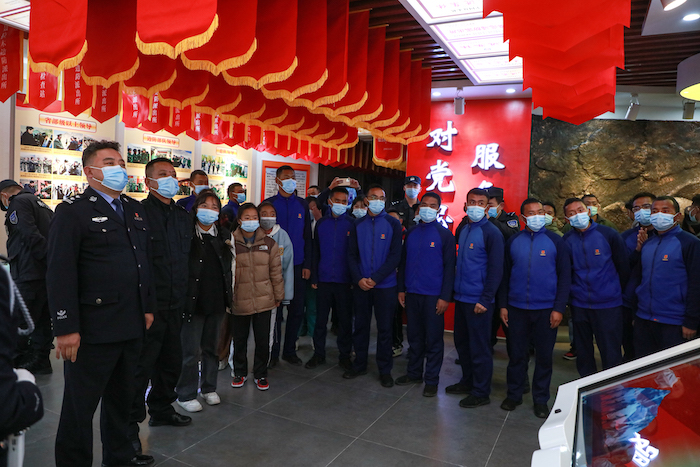 市消防救援支队指战员、反恐特侦支队民警和樟木新区群众参观我支队警史馆 龙小凤 摄.jpeg 市消防救援支队指战员、反恐特侦支队民警和樟木新区群众参观我支队警史馆 龙小凤 摄.jpeg