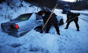 ​风雪中救援遇险车辆 尽显警民鱼水情