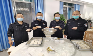 快乐包饺子 欢乐溢警营
