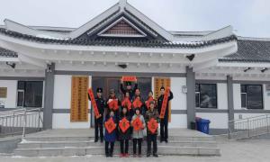挥毫泼墨写春联 民警送福进农家