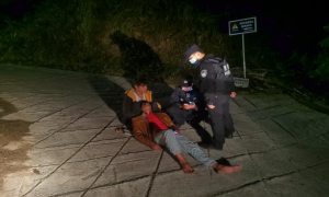 石月亮边境派出所成功救助两名醉酒群众