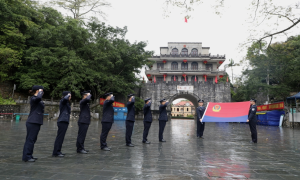 友谊关边境派出所民警在千年名关开展向警旗宣誓活动