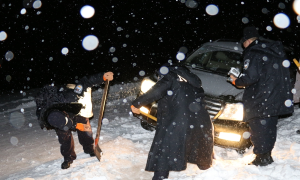 雪夜紧急救援被困车辆