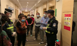 让滞留旅客暖心，东兴这群民警迎来阵阵掌声