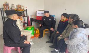 关怀慰问困难家庭 爱心助力健康成长