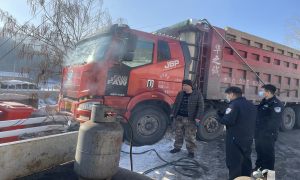 巡逻路遇车辆被困 暖心民警及时相救